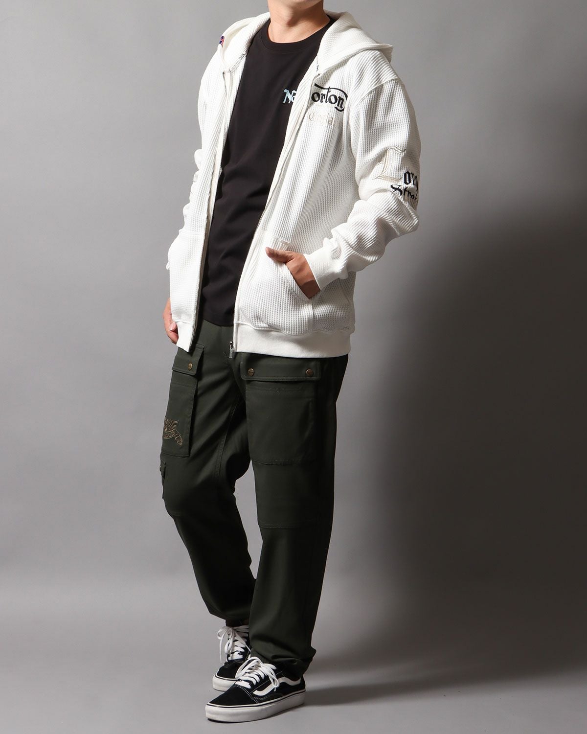 ホワイト：178cm/75kg(Lサイズ着用)