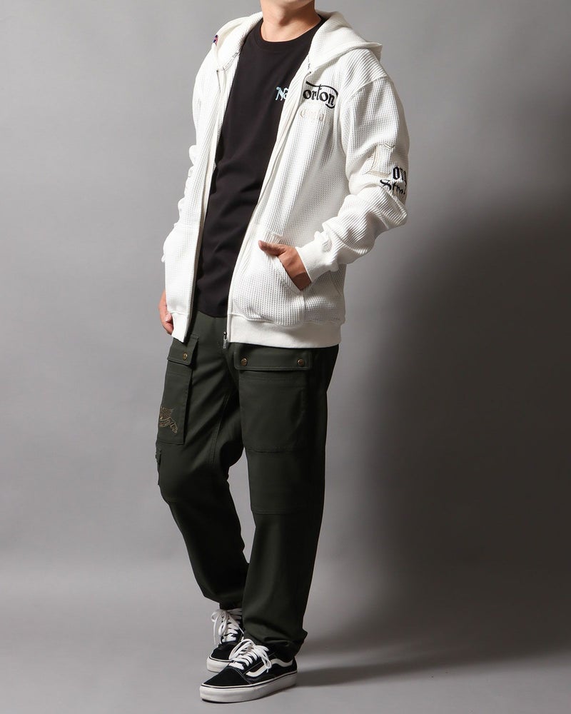 ホワイト：178cm/75kg(Lサイズ着用)