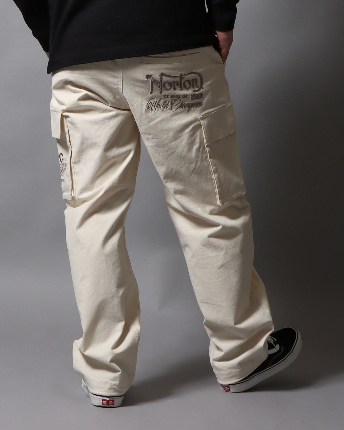 オフホワイト：178cm/75kg(Lサイズ着用)