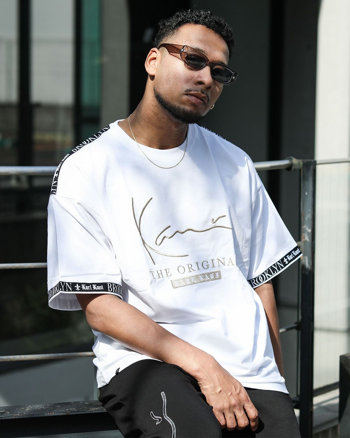 Karl Kani] ビッグシルエット ゴールド ロゴ テープ Tシャツ | PEET