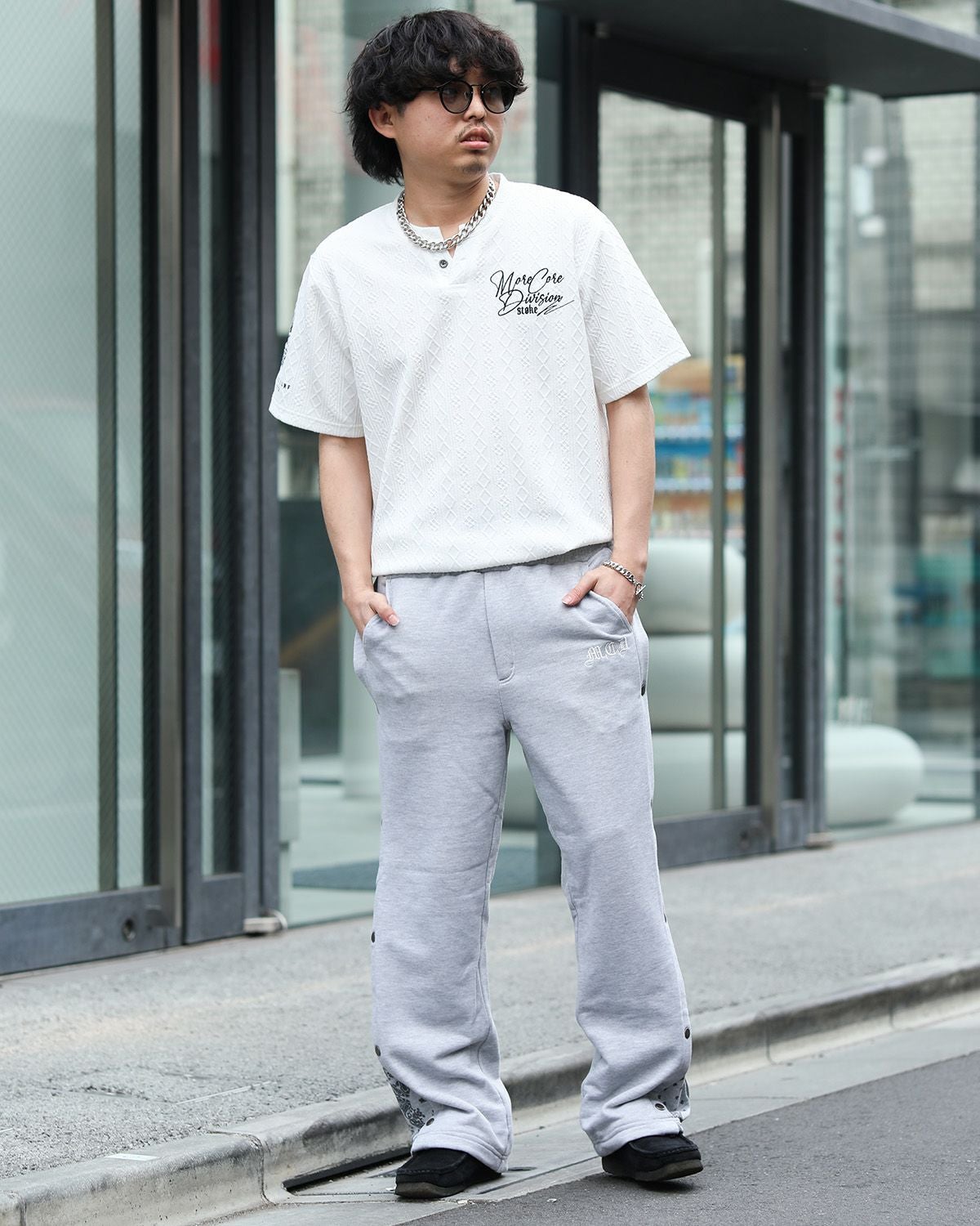 ホワイト:173cm/63kg(XLサイズ着用)