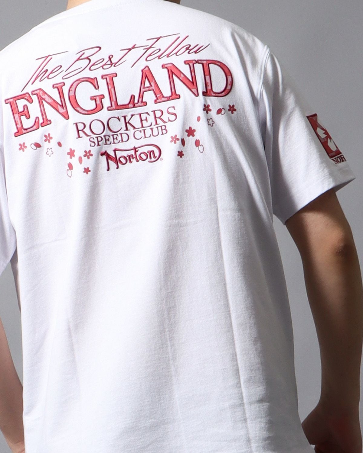 ホワイト：178cm/75kg(Lサイズ着用)