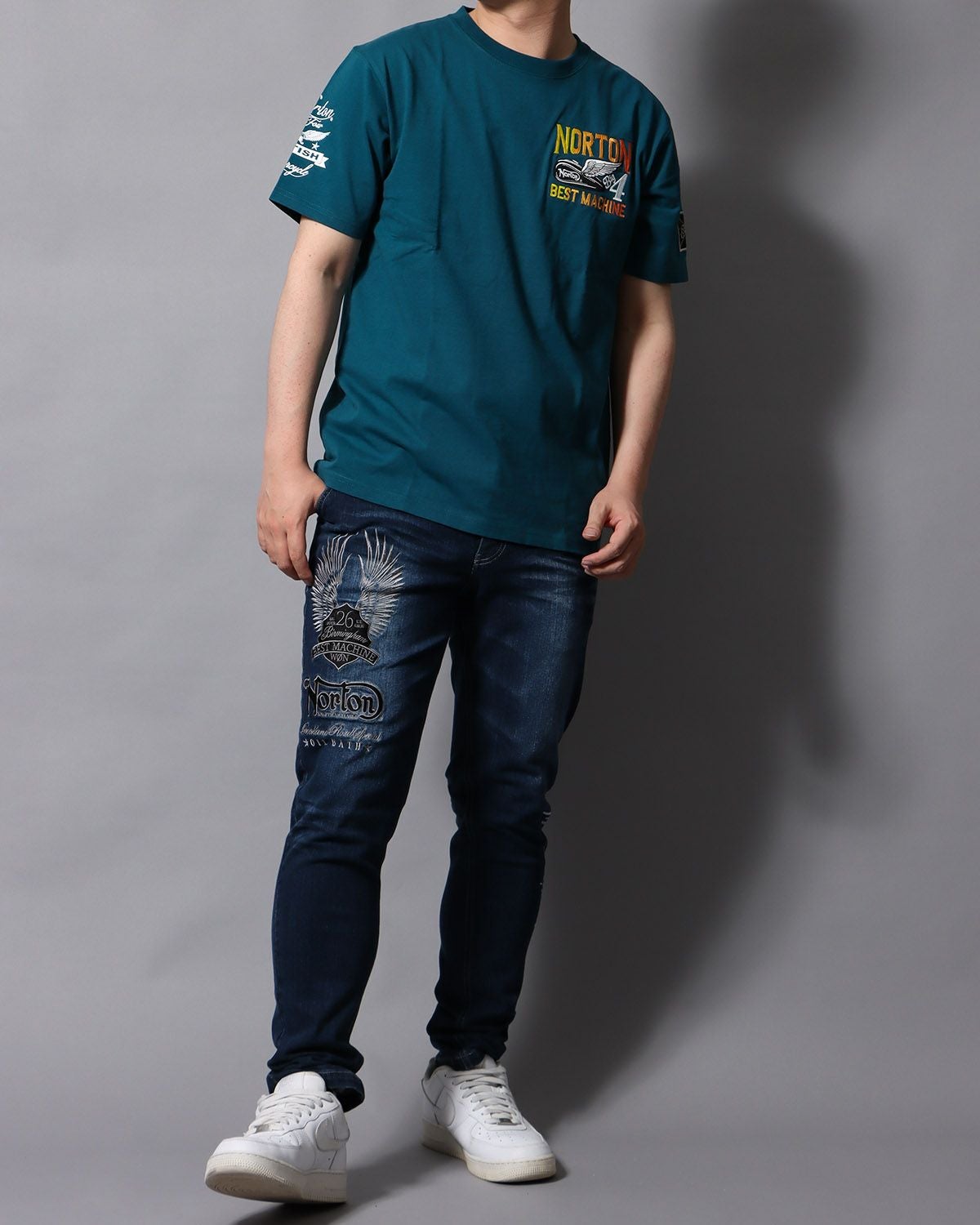 エメラルドグリーン：178cm/75kg(Lサイズ着用)