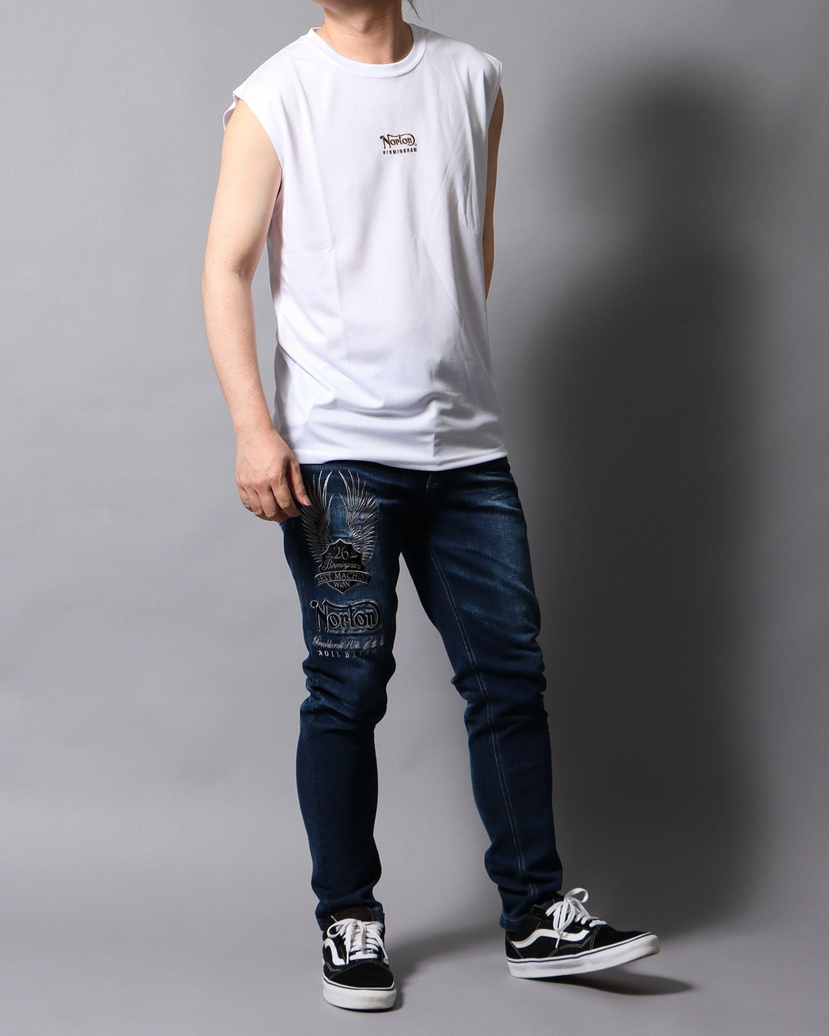 ホワイト：178cm/75kg(Lサイズ着用)