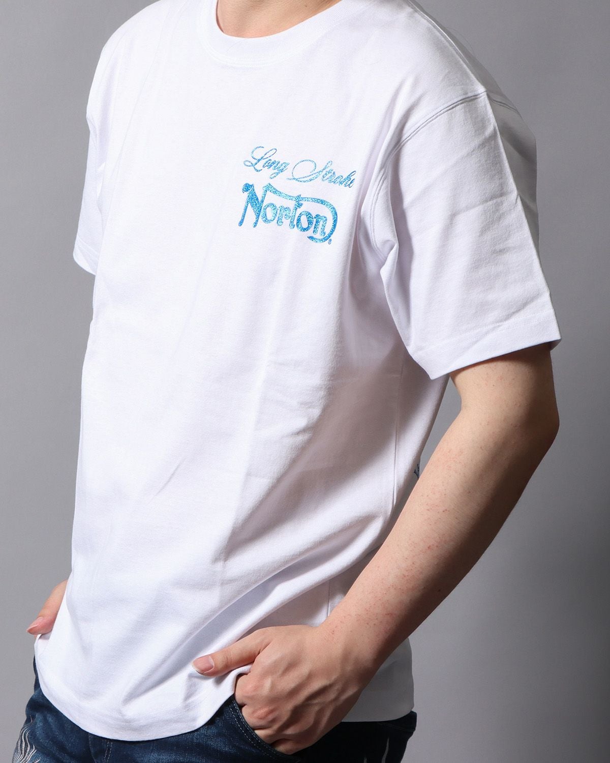 ホワイト：178cm/75kg(Lサイズ着用)