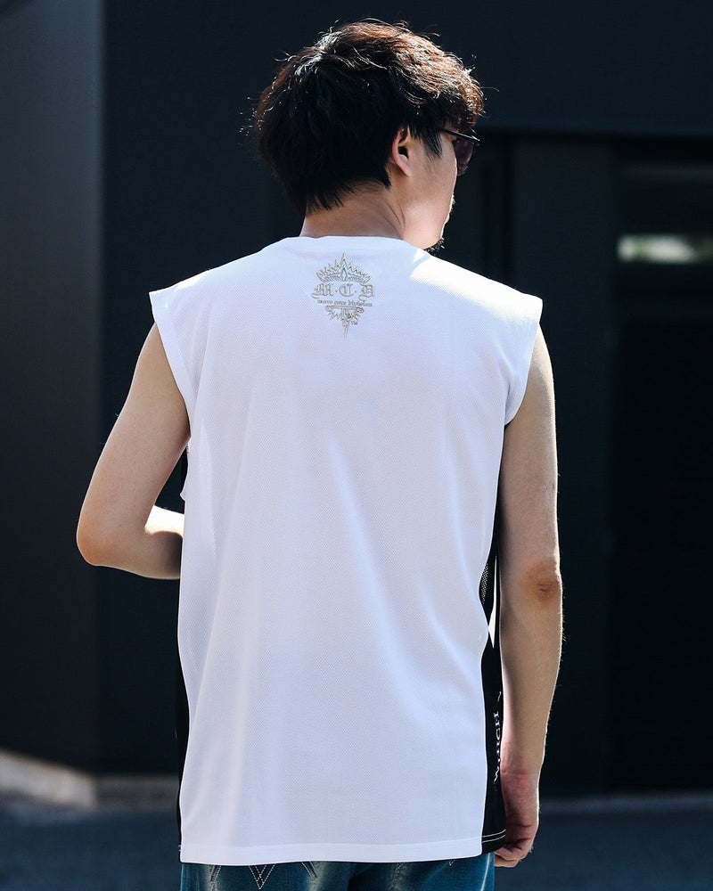 ホワイト:173cm/63kg(Lサイズ着用)