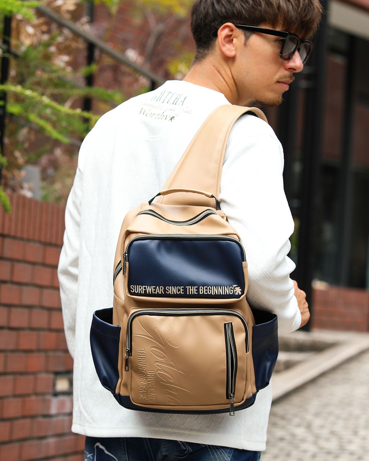 GOTCHA] エンボス ビッグロゴ ボディバッグ | PEET ONLINE STORE