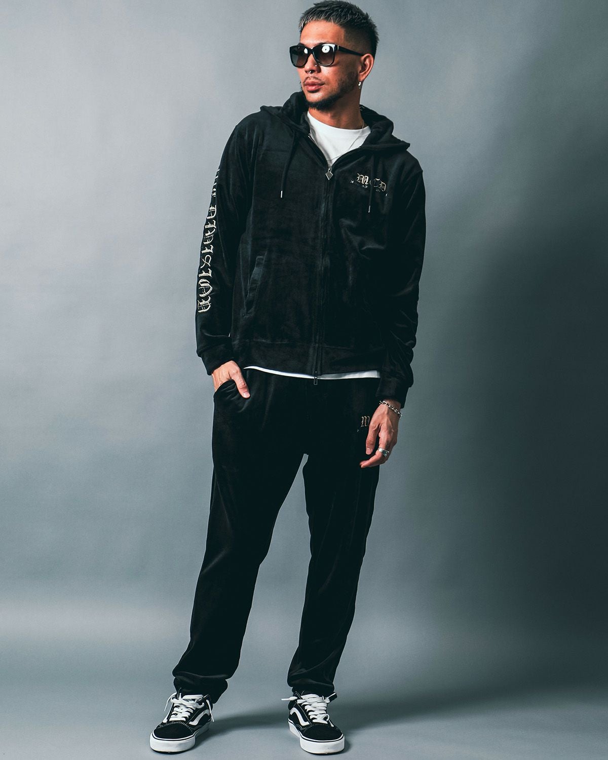 ゴールド:183cm(Lサイズ着用)