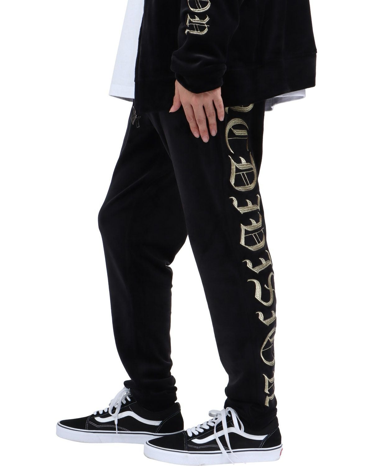 ゴールド：173cm63kg(Mサイズ着用)