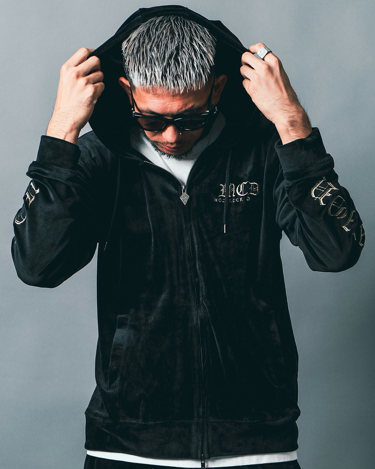 ゴールド:183cm(Lサイズ着用)