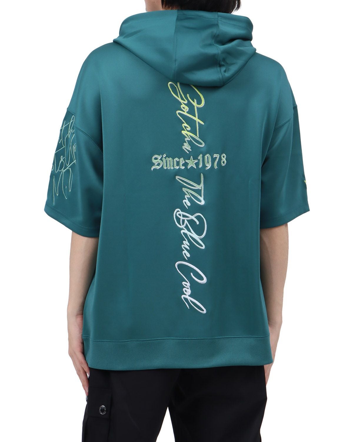 ダークグリーン：173cm63kg(Lサイズ着用)