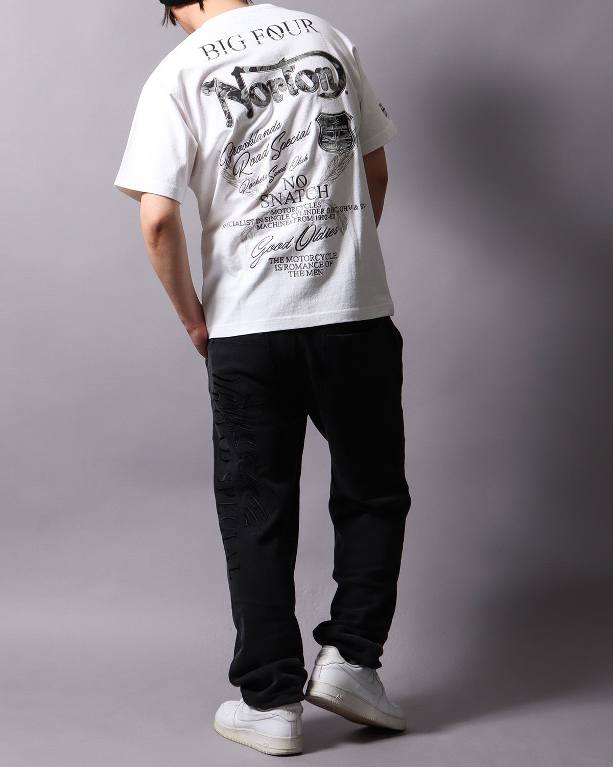 ホワイト：178cm/75kg(Lサイズ着用)