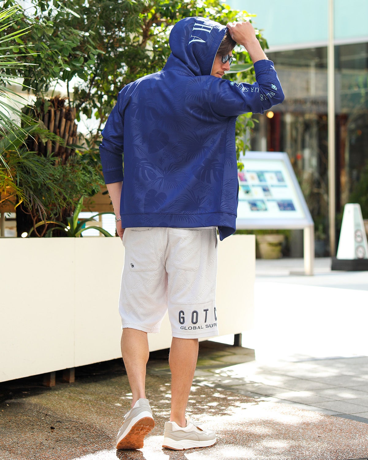 ライトグレー：180cm/70kg(Lサイズ着用)