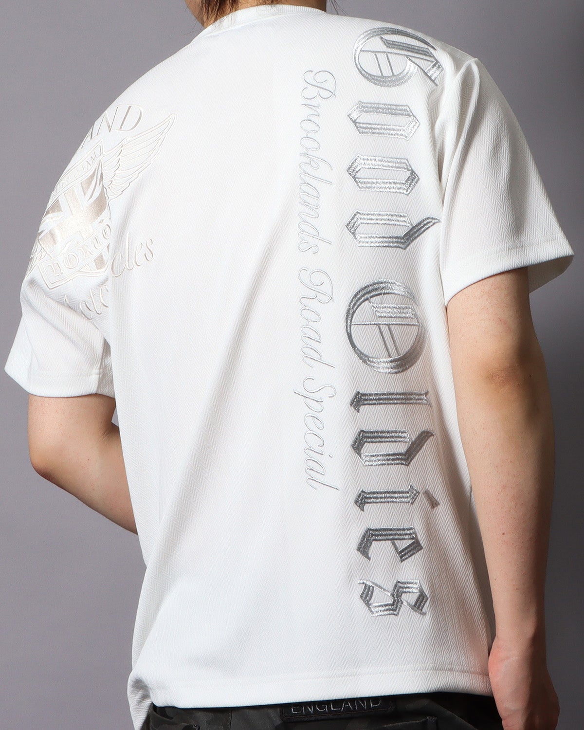 ホワイト：178cm/75kg(Lサイズ着用）