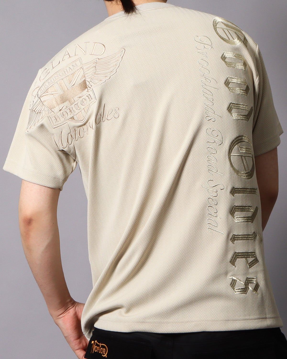 ベージュ：178cm/75kg(Lサイズ着用）