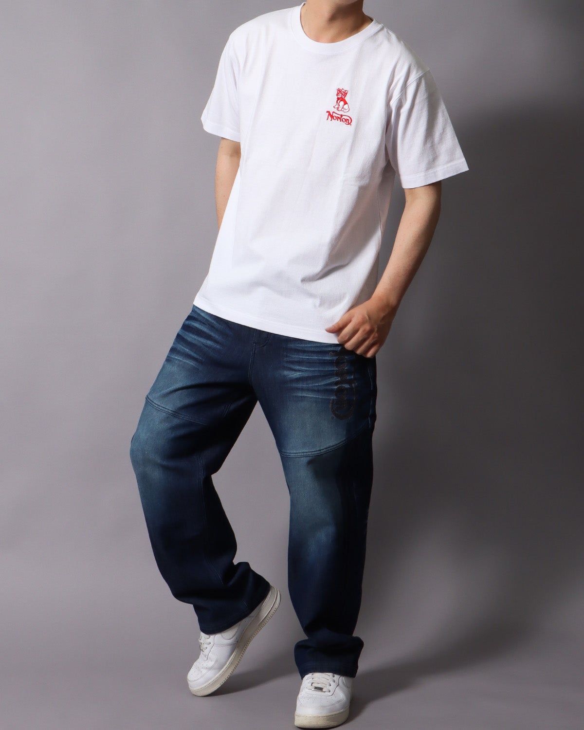 ホワイト：178cm/75kg(Lサイズ着用）