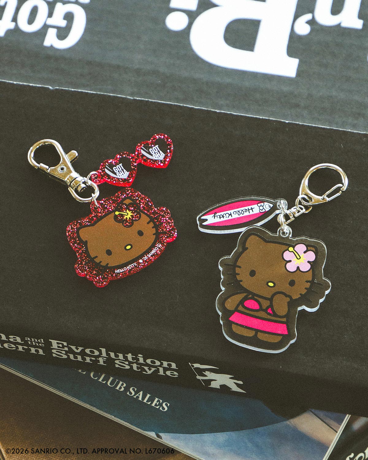 GOTCHA] 日焼け ハローキティ アクリルキーホルダー | PEET ONLINE STORE