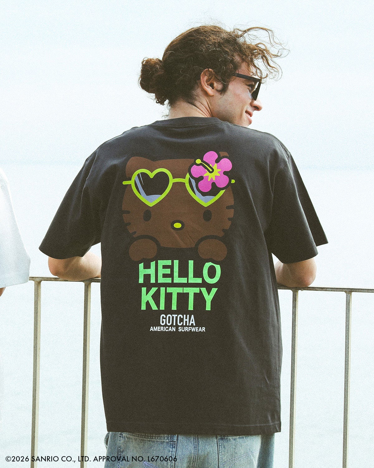 GOTCHA] 日焼け ハローキティ ビッグロゴ T | PEET ONLINE STORE