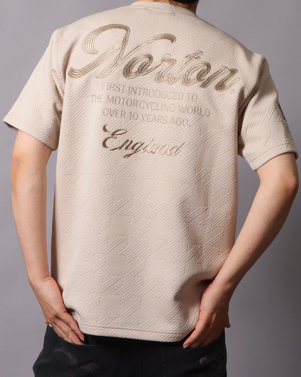 ベージュ：178cm/75kg(Lサイズ着用)