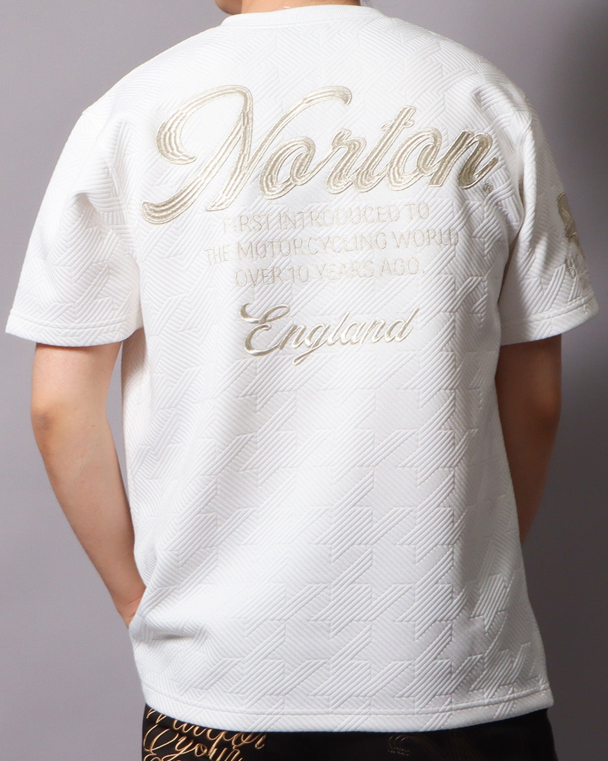 ホワイト：178cm/75kg(Lサイズ着用)