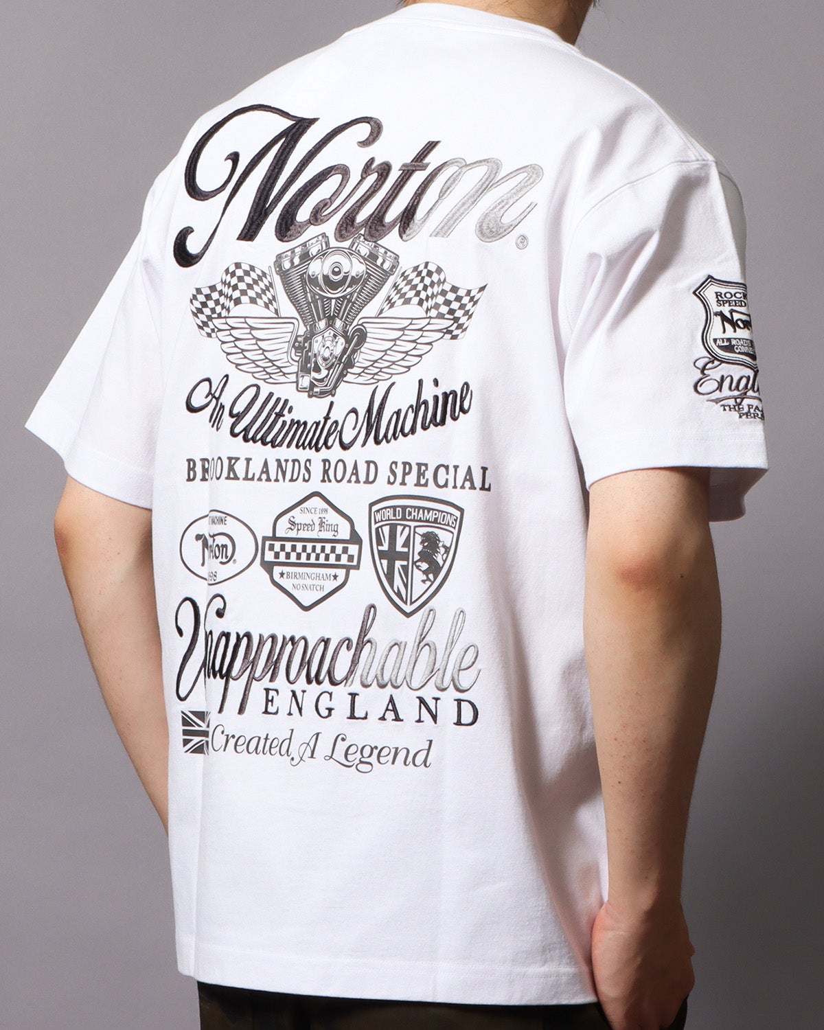 ホワイト：178cm/75kg(Lサイズ着用)