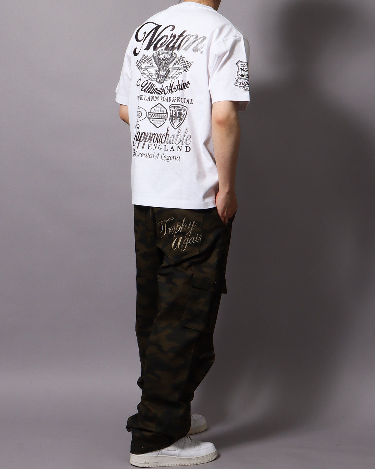 ホワイト：178cm/75kg(Lサイズ着用)