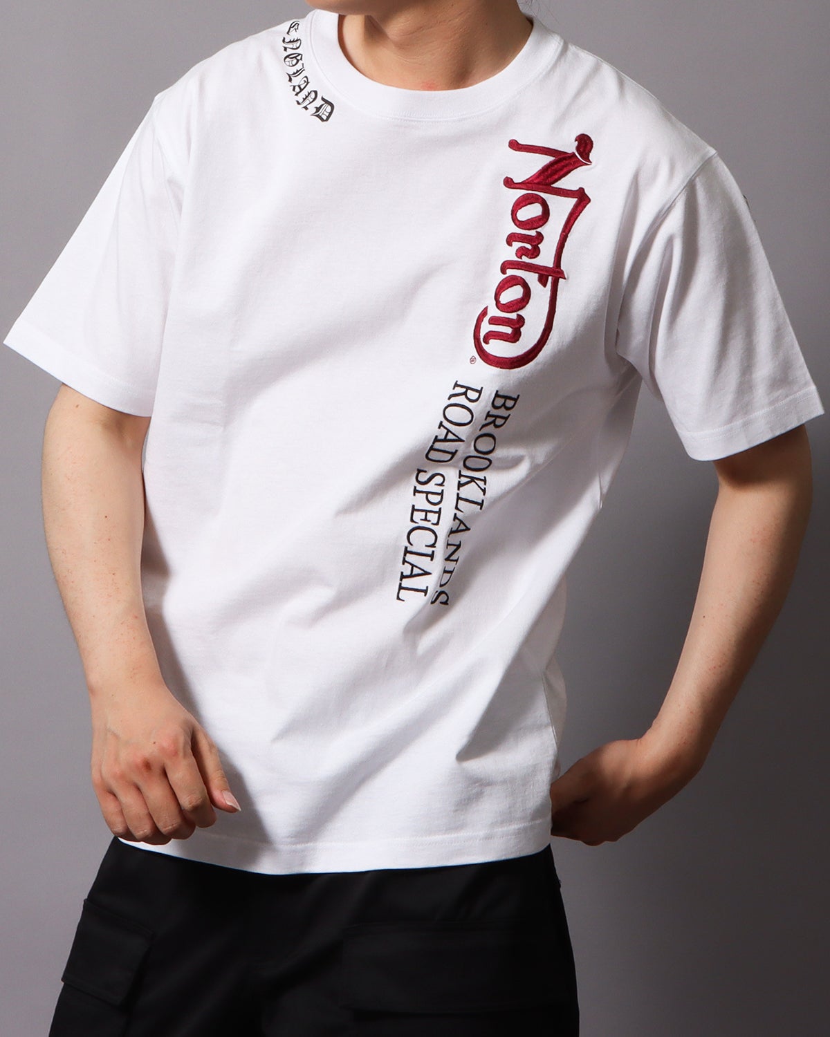 ホワイト：178cm/75kg(Lサイズ着用)