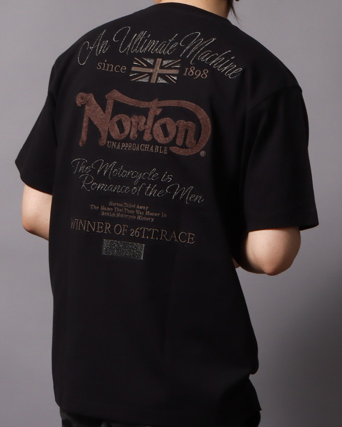 Norton] 同色 チェーン 刺繍 クルーネック T | PEET ONLINE STORE