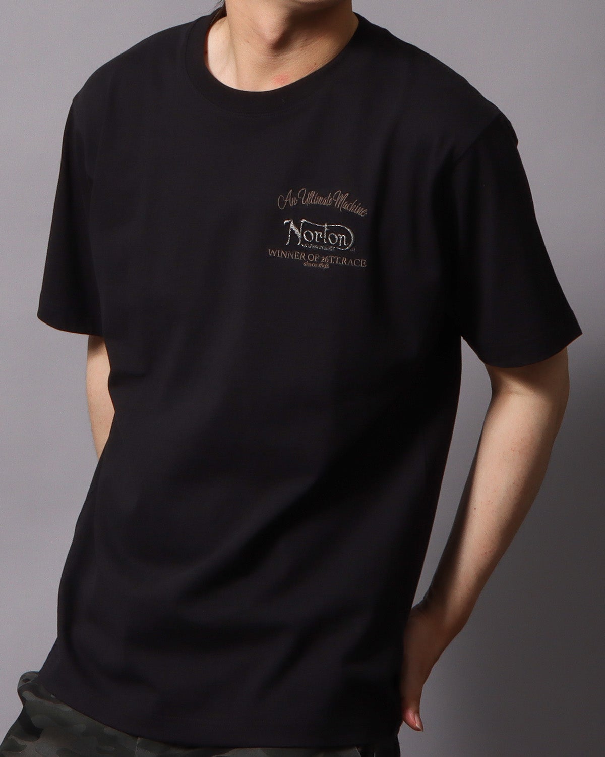 Norton] 同色 チェーン 刺繍 クルーネック T | PEET ONLINE STORE
