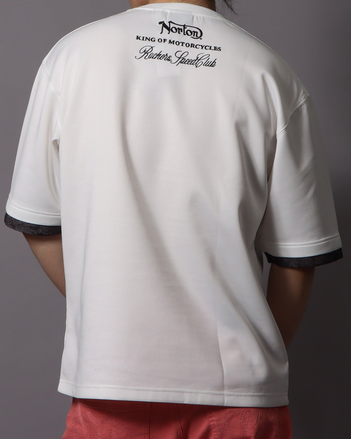 ホワイト：178cm/75kg(Lサイズ着用)