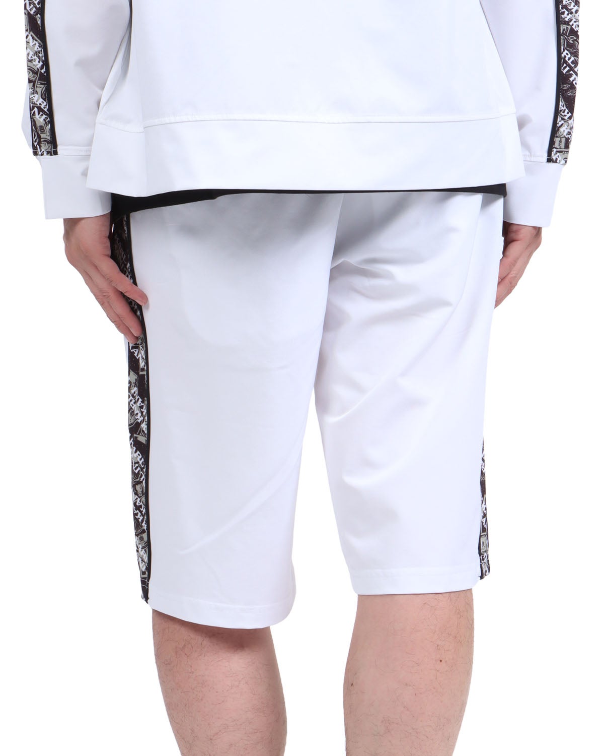 ホワイト：174cm62kg(Lサイズ着用)