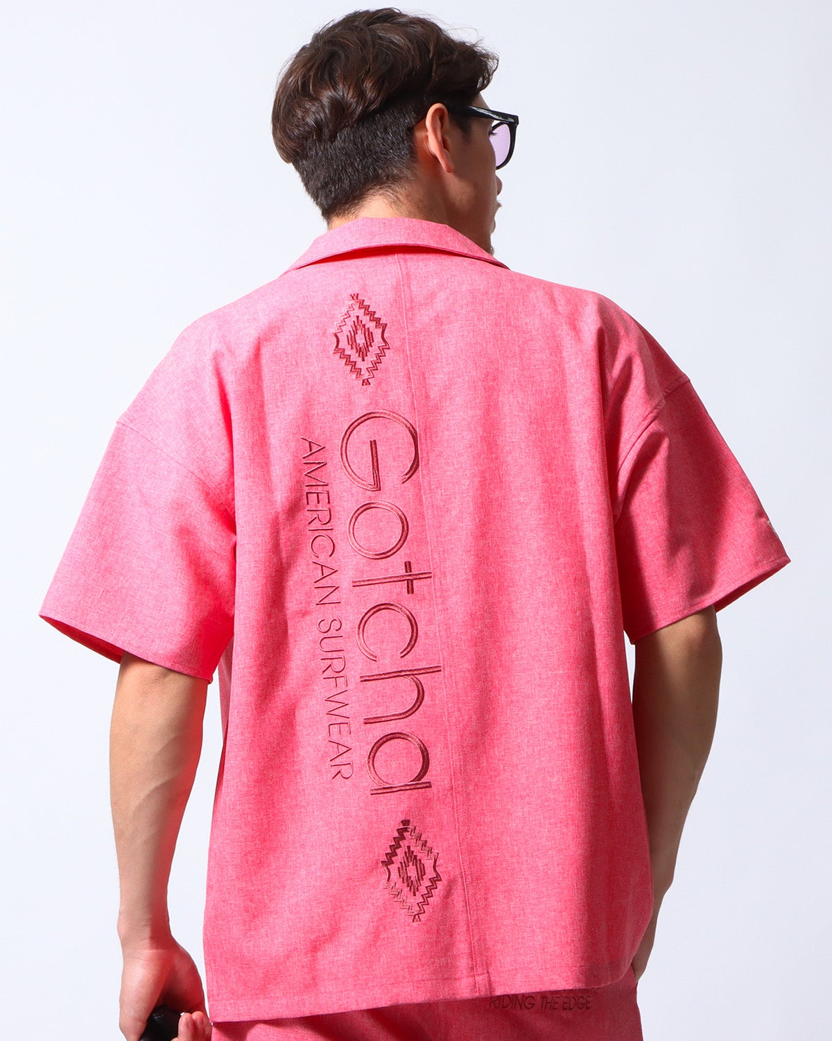 GOTCHA] リネンライク 縦ロゴ 半袖 シャツ | PEET ONLINE STORE