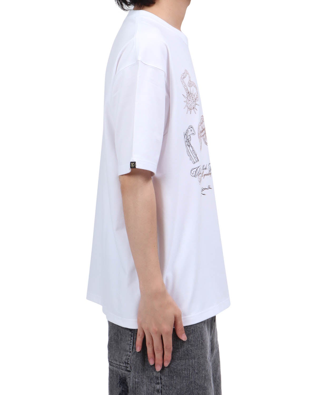 ホワイト：173cm63kg(Lサイズ着用)