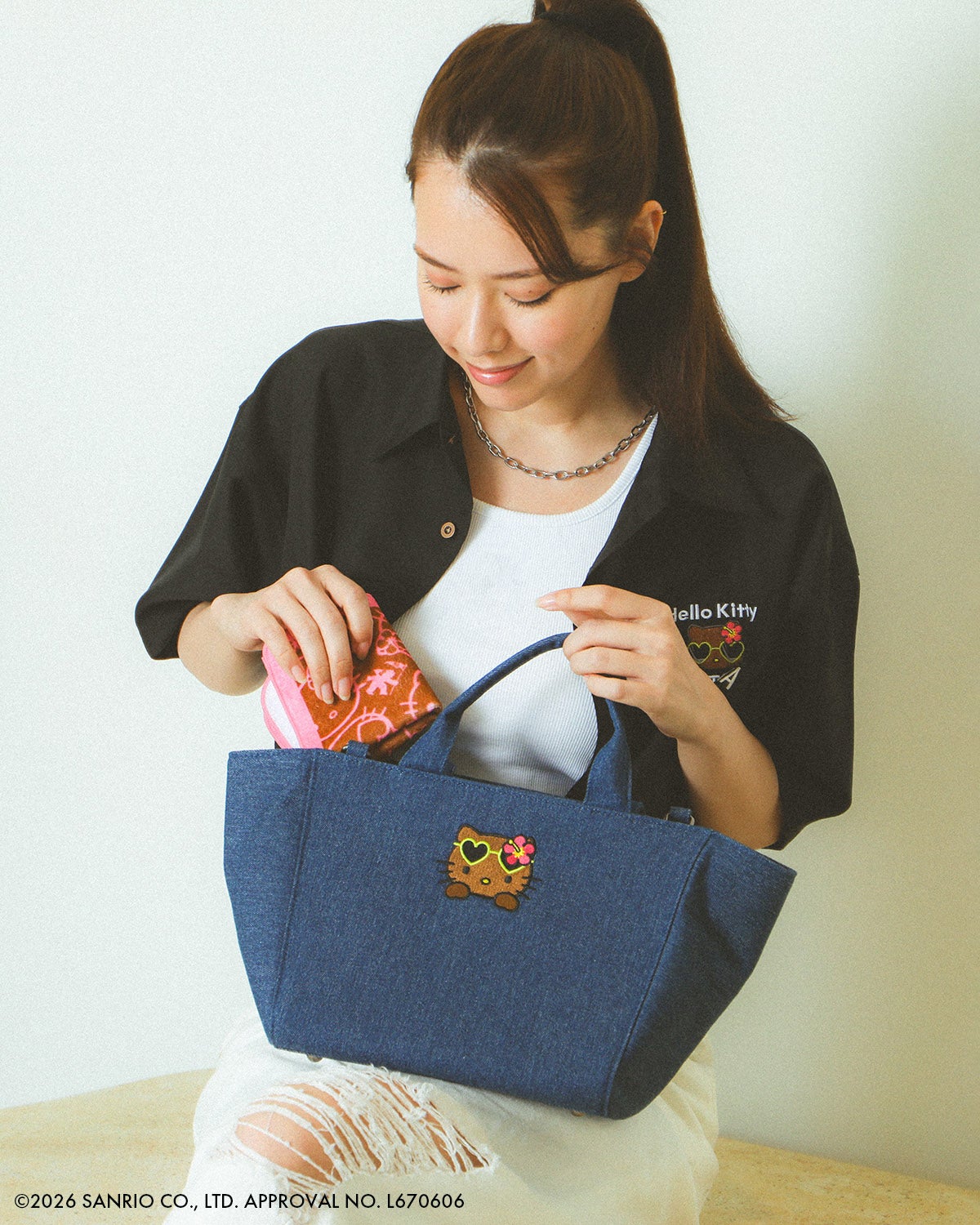 GOTCHA] 日焼け ハローキティ デニム トートバッグ | PEET ONLINE STORE