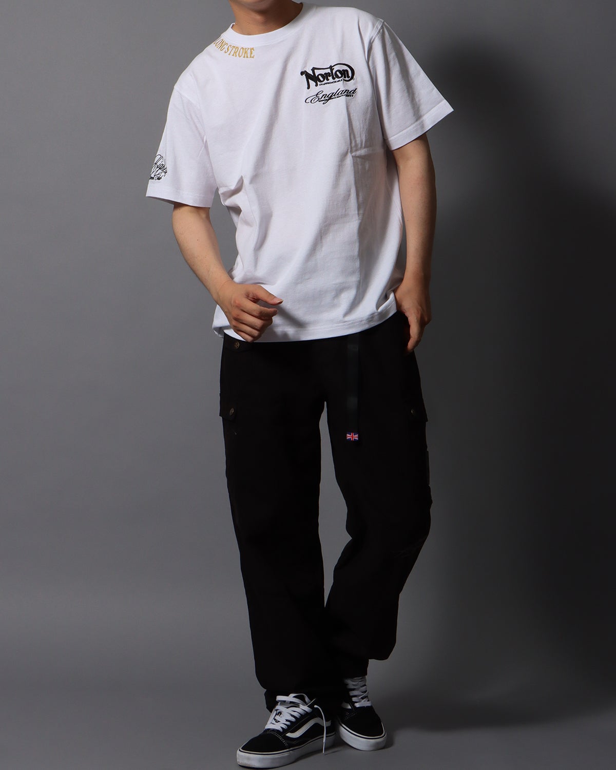 ホワイト：178cm/75kg(Lサイズ着用)