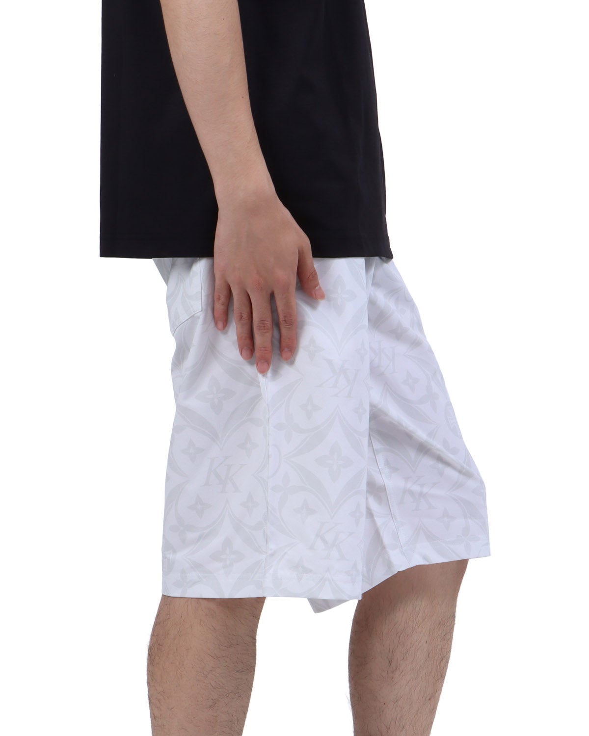ホワイト：173cm63kg(Lサイズ着用)