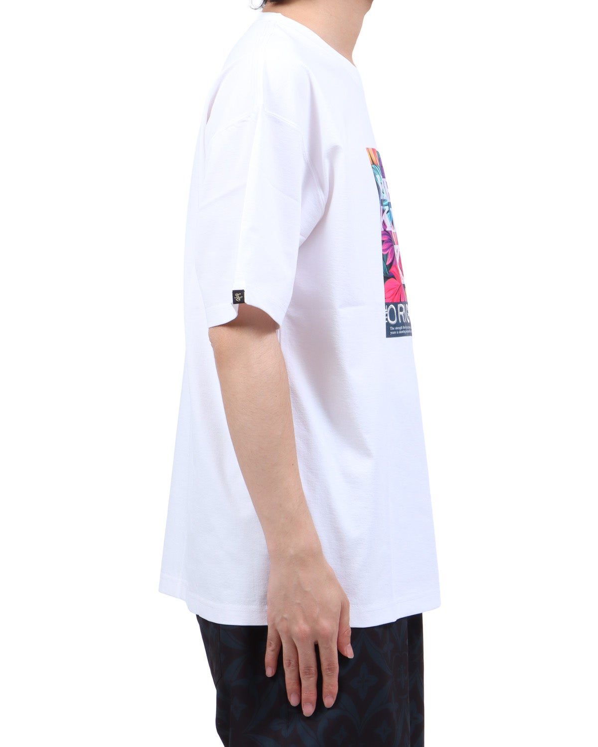 ホワイト：173cm63kg(Lサイズ着用)