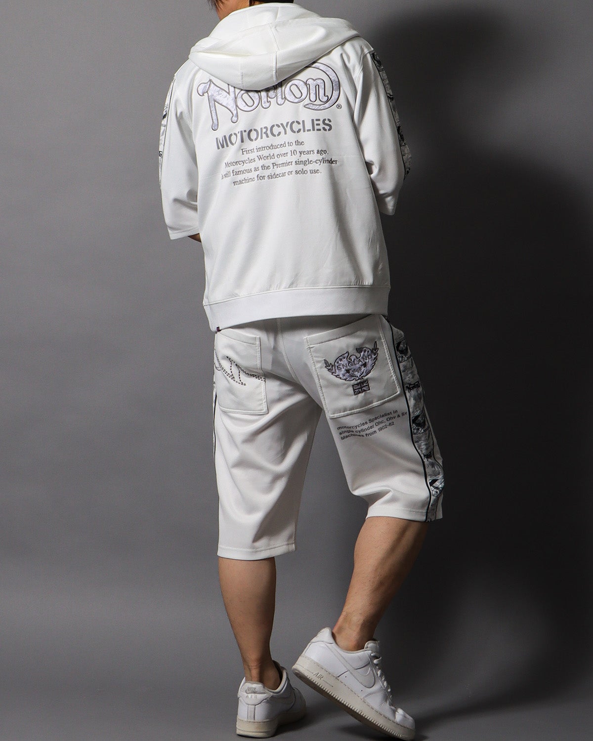 ホワイト：178cm/75kg(Lサイズ着用）