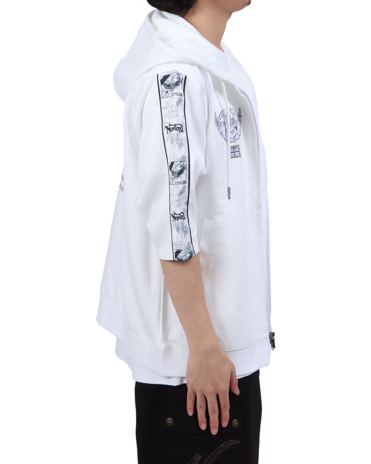 ホワイト：173cm63kg(Lサイズ着用)