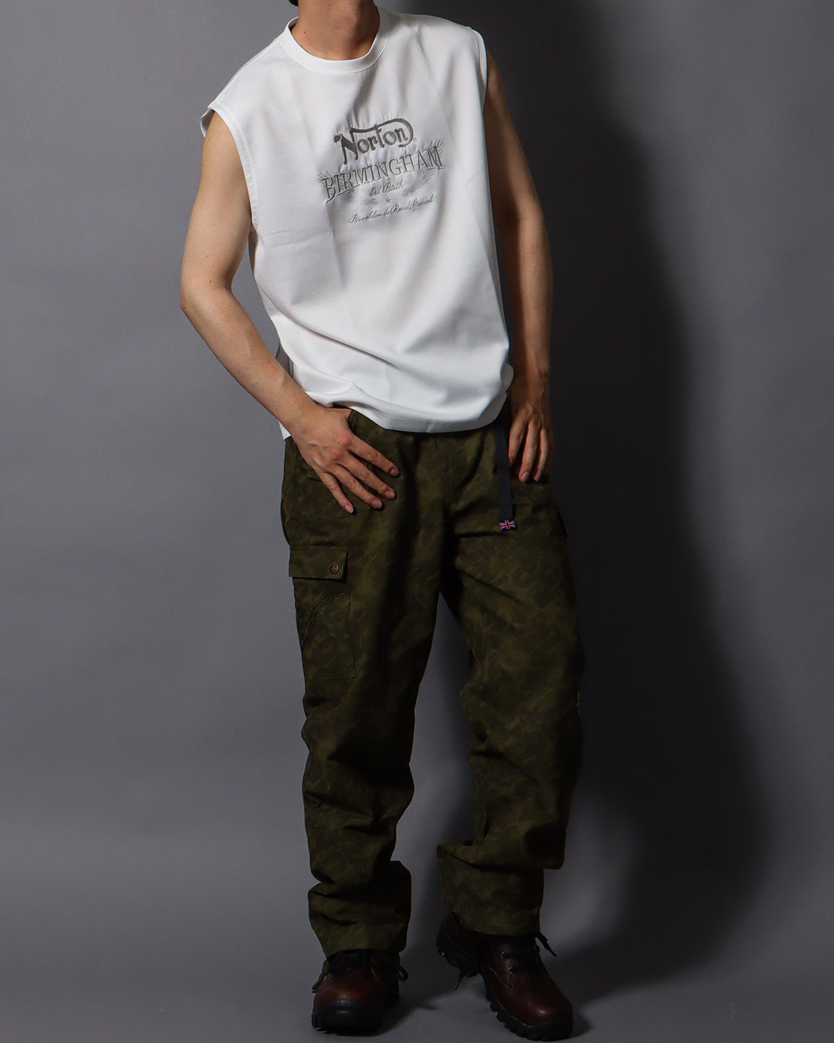 ホワイト：178cm/75kg(Lサイズ着用)