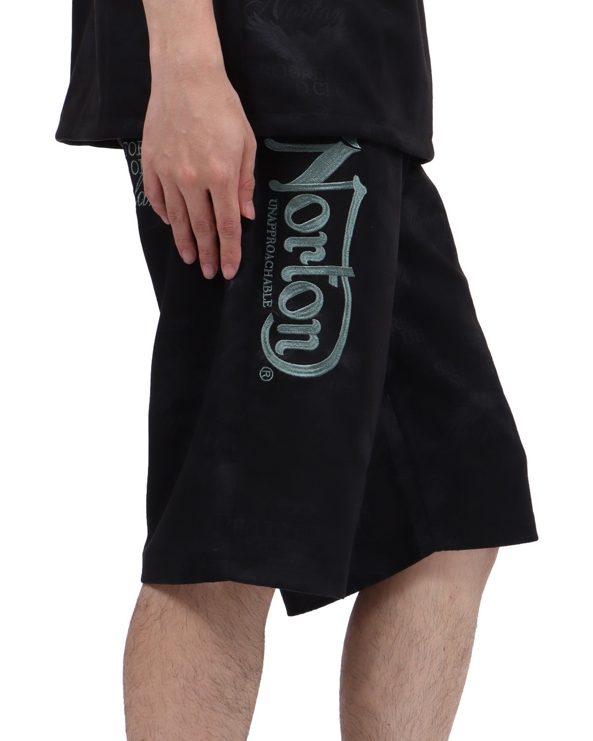 ブラック：173cm63kg(Lサイズ着用)