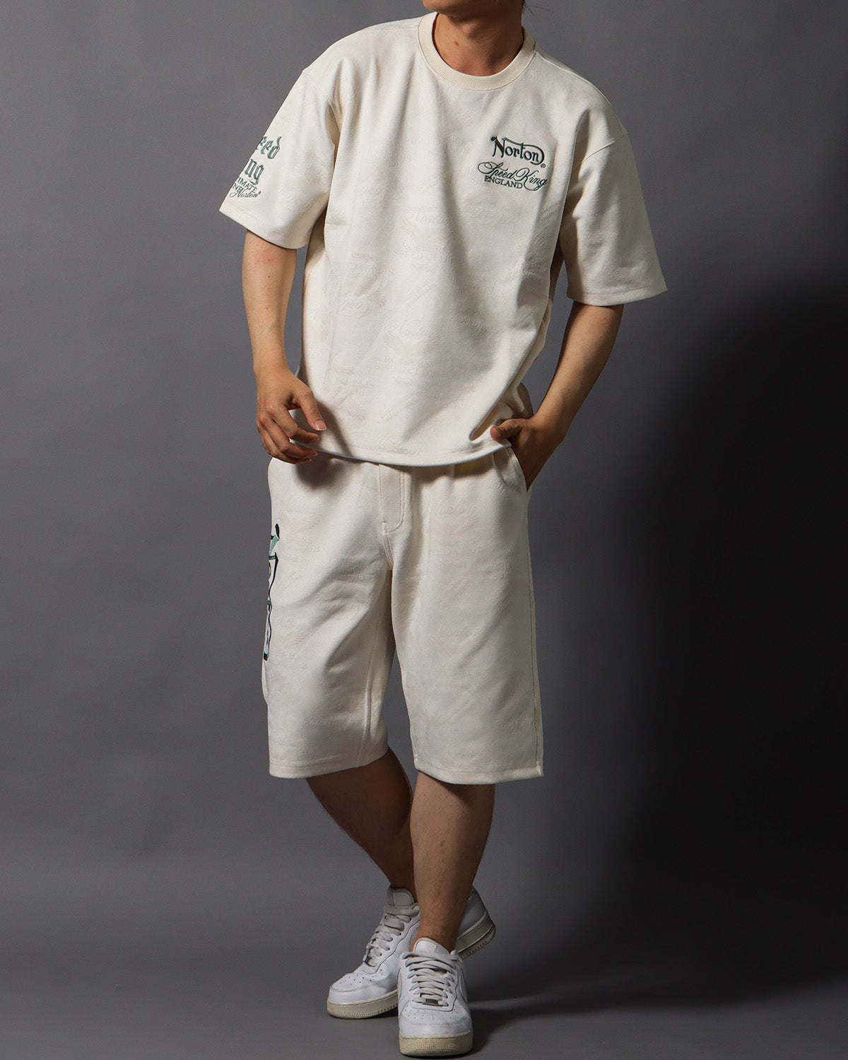オフホワイト：178cm/75kg(Lサイズ着用)