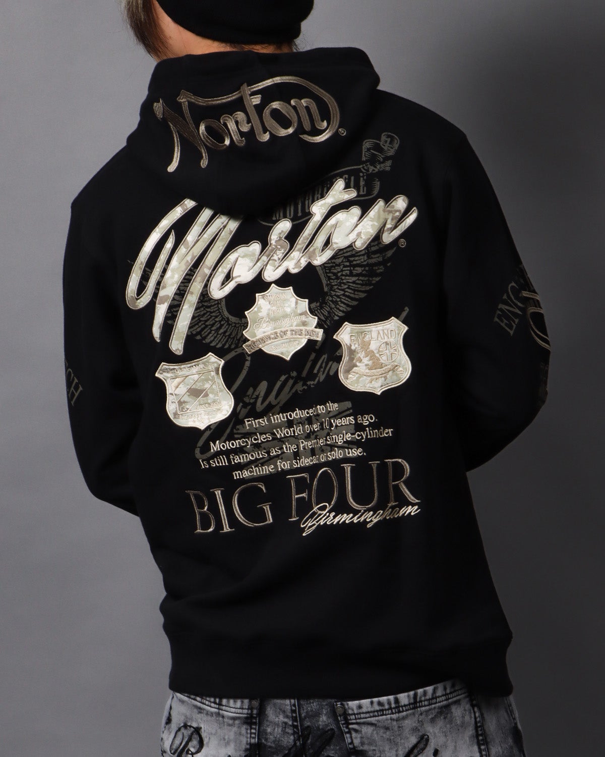 ブラック:178cm75kg(Lサイズ着用)